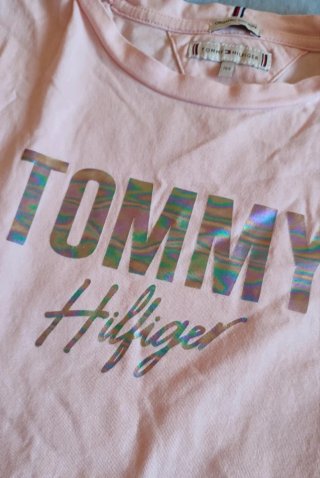 Lote 2 Camisetas de Levi's y Tommy Hilfiger