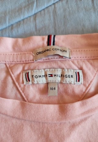 Lote 2 Camisetas de Levi's y Tommy Hilfiger