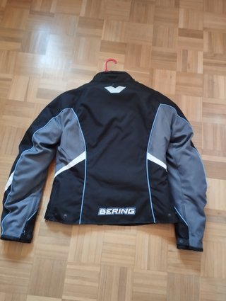 Cazadora de moto de mujer
