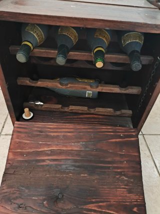 Botellero antiguo madera con escudo