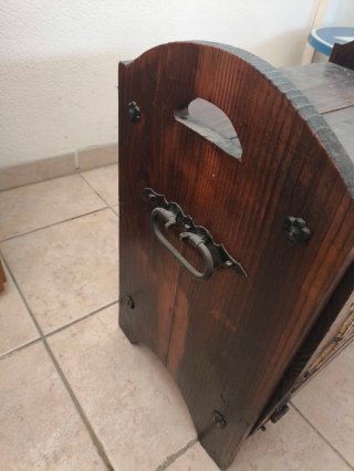 Botellero antiguo madera con escudo