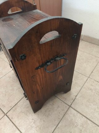 Botellero antiguo madera con escudo