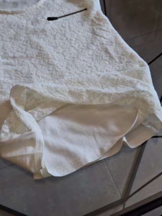Camiseta blanca de encaje con cremallera talla S