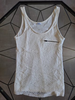 Camiseta blanca de encaje con cremallera talla S