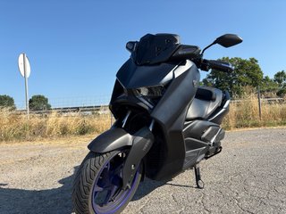 Yamaha XMAX 125cc 2023 con tubo Akrapovic