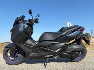 Yamaha XMAX 125cc 2023 con tubo Akrapovic