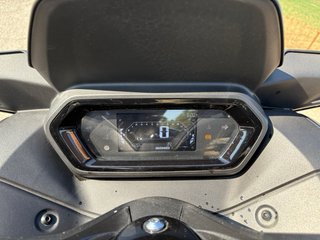 Yamaha XMAX 125cc 2023 con tubo Akrapovic
