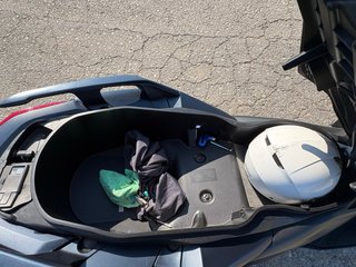 Yamaha XMAX 125cc 2023 con tubo Akrapovic