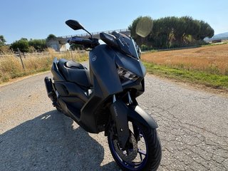 Yamaha XMAX 125cc 2023 con tubo Akrapovic