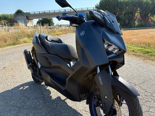 Yamaha XMAX 125cc 2023 con tubo Akrapovic