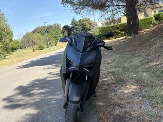Yamaha XMAX 125cc 2023 con tubo Akrapovic