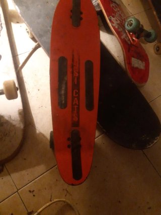 Skate naranja con diseño