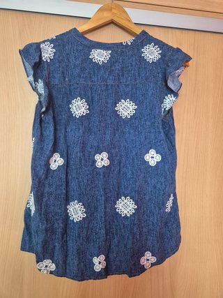 Camiseta azul y blanca flores talla L