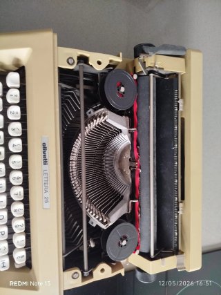 Máquina de escribir vintage olivetti lettera 25
