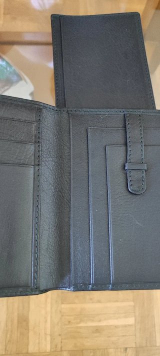 Cartera de piel negra
