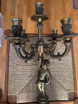 Candelabro antiguo de bronce con querubín