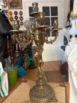 Candelabro antiguo de bronce con querubín