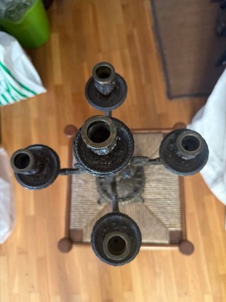 Candelabro antiguo de bronce con querubín