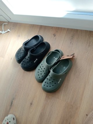 2 pares de zuecos Izas (verde y negro)