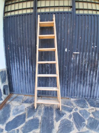 Escalera de madera plegable