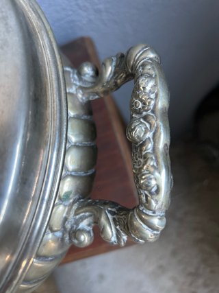 Sopera antigua de metal plateado con tapa | Estilo