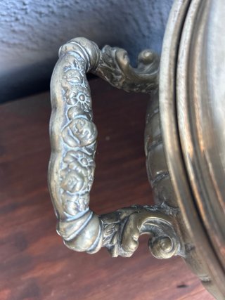 Sopera antigua de metal plateado con tapa | Estilo