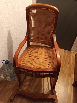 Mecedora de madera y ratán