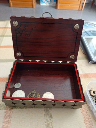 Cajita decorada con monedas antiguas