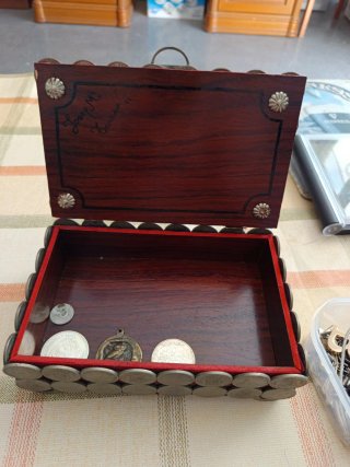 Cajita decorada con monedas antiguas