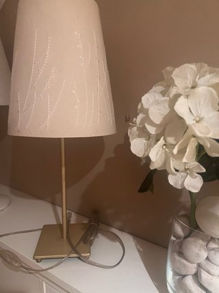 Lámpara de mesa beige y dorada Precio no negocio