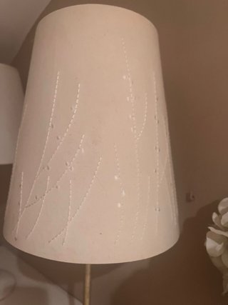 Lámpara de mesa beige y dorada Precio no negocio