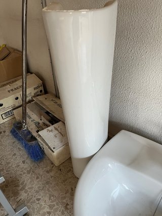 Lavabo de pie y espejo de baño