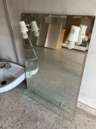 Lavabo de pie y espejo de baño
