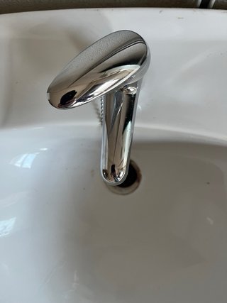 Lavabo de pie y espejo de baño