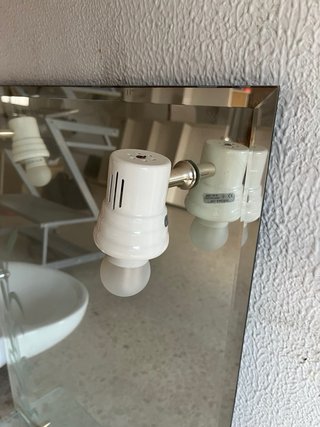 Lavabo de pie y espejo de baño