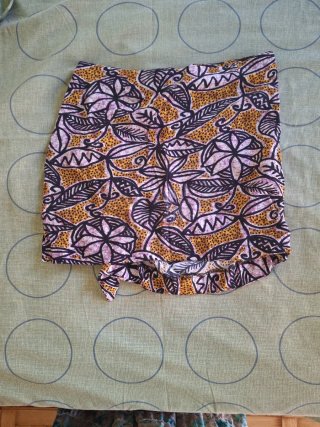Minifalda Zara floral morado y amarillo