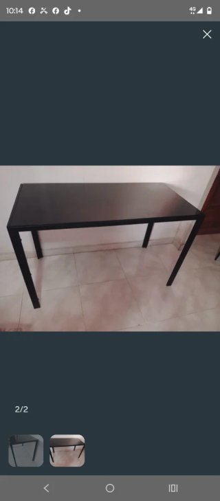 Mesa negra de metal y cristal,está desmontada