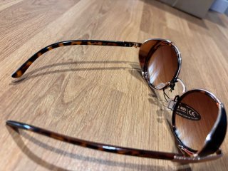 Gafas de sol marrones y doradas