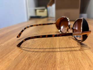 Gafas de sol marrones y doradas