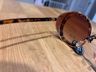 Gafas de sol marrones y doradas