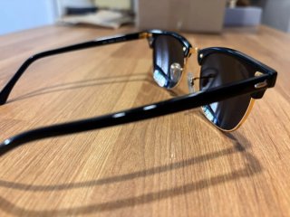 Gafas de sol negras y doradas