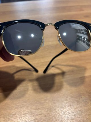Gafas de sol negras y doradas
