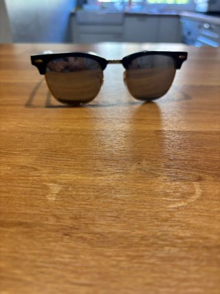 Gafas de sol negras y doradas