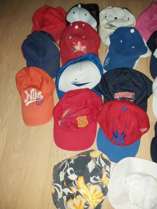 Lote de gorras variadas