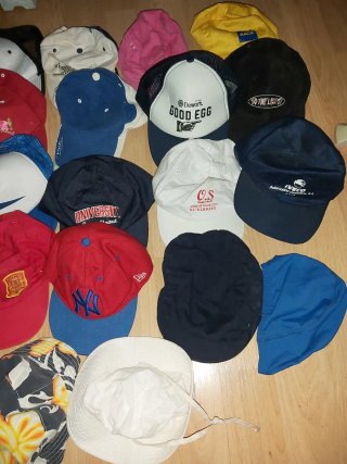 Lote de gorras variadas