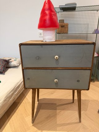 Comodino in legno e plastica