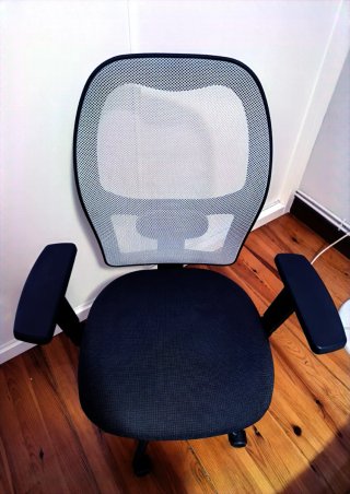 Silla de oficina ergonómica negra