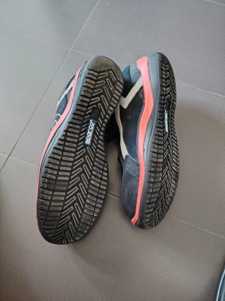 Zapatos de seguridad Sparco negros y rojos