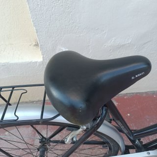 Bicicleta Urbana Negra con Cesta