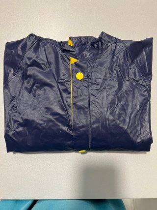 Chubasquero reversible azul y amarillo